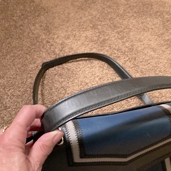 MICHAEL KORS SHOULDER BAG WITH HANDLE. SHARP LOOKING! Like new! - Picture 13 of 15